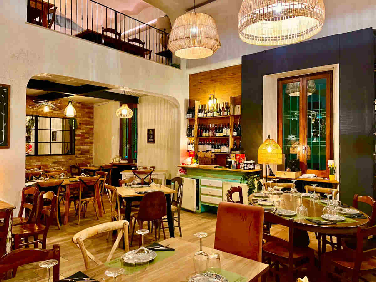 Sala principale piano terra con tavoli apparecchiati per la cena
