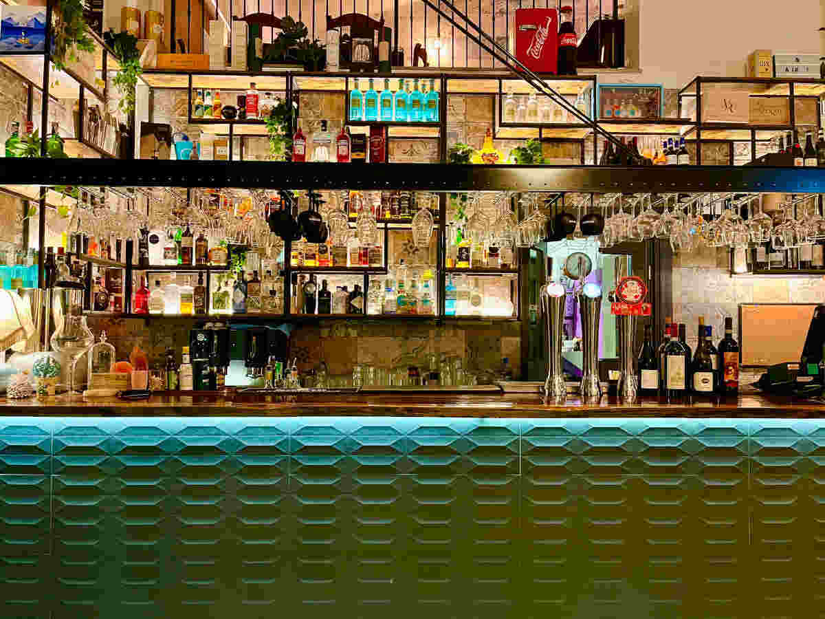 Drink bar Tabacchi Centrale con cocktail e selezione di gin