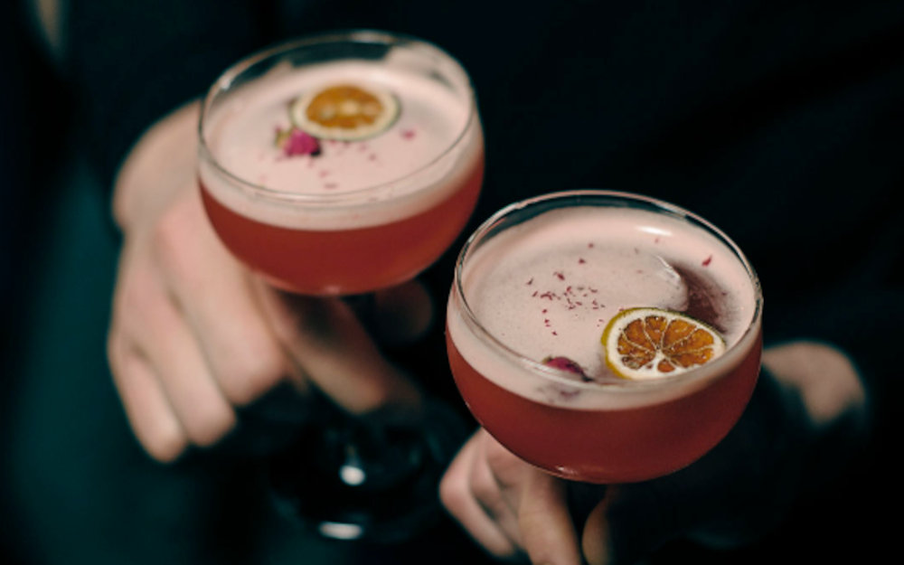Aperitivo con drink e cocktail nel ristorante Tabacchi Centrale