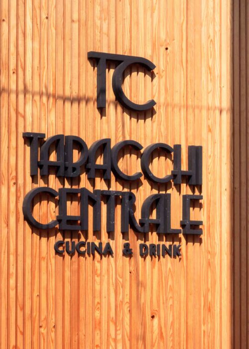 dettaglio insegna esterna tabacchi centrale Insegna esterna del ristorante Tabacchi Centrale cucina e drink