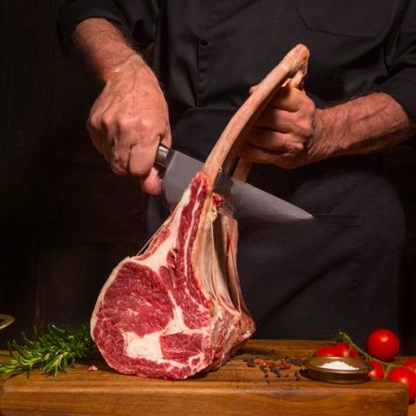 taglio bistecca chef che taglia bistecca di alta qualità nella cucina