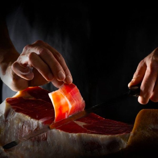taglio prosciutto chef che taglia il prosciutto di altissima qualità per antipasto ristorante tabacchi