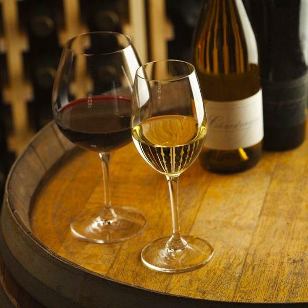 calici di vino rosso e bianco qualità premium su botte di legno nel ristorante Tabacchi Centrale